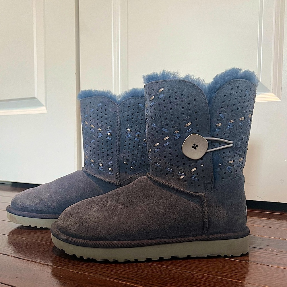 Ugg Tehuano Bailey Button in Navy Blue Size 6